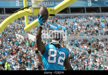 Settembre 13, 2015, Jacksonville FL, iCarolina pantere wide receiver Jerricho Cotchery #82 Segna un touchdown contro Jacksonville Jaguars il 13 settembre 2015, presso Campo EverBank a Jacksonville, in Florida. Le Pantere sconfitto giaguari 20-9. ..Margaret Bowles/CSM Foto Stock