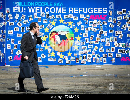 "Muro di benvenuto' alla rotatoria Schuman piazza della sede centrale della Commissione europea di Bruxelles in Belgio su 14.09.2015 sulla parete, un disegno illustra la tre-anno-vecchio ragazzo siriano Aylan Kurdi che annegato mentre fuggono dalla guerra in Siria. da Wiktor Dabkowski Foto Stock