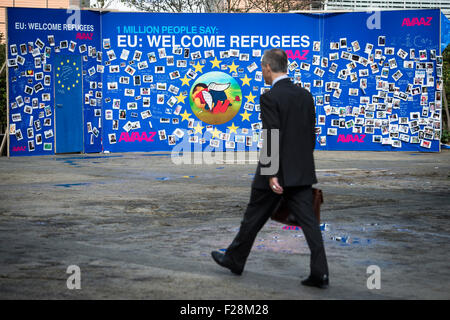 "Muro di benvenuto' alla rotatoria Schuman piazza della sede centrale della Commissione europea di Bruxelles in Belgio su 14.09.2015 sulla parete, un disegno illustra la tre-anno-vecchio ragazzo siriano Aylan Kurdi che annegato mentre fuggono dalla guerra in Siria. da Wiktor Dabkowski Foto Stock