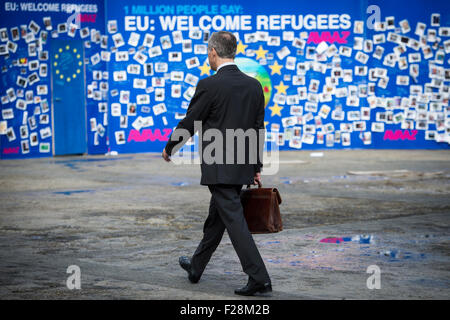 "Muro di benvenuto' alla rotatoria Schuman piazza della sede centrale della Commissione europea di Bruxelles in Belgio su 14.09.2015 sulla parete, un disegno illustra la tre-anno-vecchio ragazzo siriano Aylan Kurdi che annegato mentre fuggono dalla guerra in Siria. da Wiktor Dabkowski Foto Stock