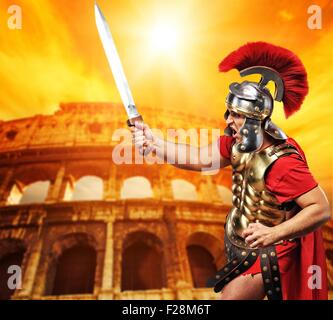 Legionario romano soldato davanti al Colosseo Foto Stock