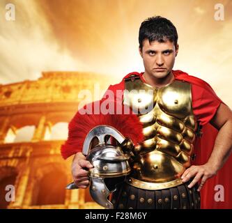 Legionario romano soldato davanti al Colosseo Foto Stock