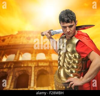 Legionario romano soldato davanti al Colosseo Foto Stock