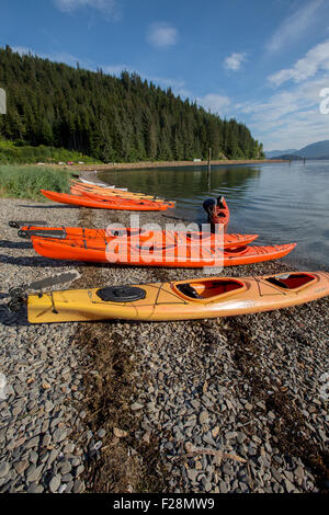 Kayak spiaggiati a Icy Strait Point, Alaska, USA, in attesa dei passeggeri che visitano le navi da crociera Foto Stock