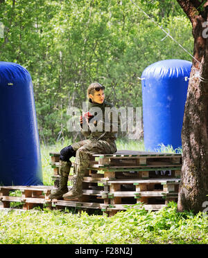 Il Portrait di Laser tag giocatore nella foresta di primavera. Vitebsk, Bielorussia 2015 Foto Stock