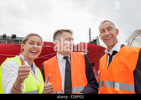 Happy business team presso un porto di Amburgo, Germania Foto Stock