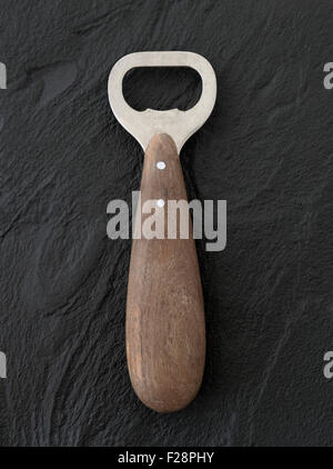 Vintage Apribottiglie con manico in legno Foto Stock