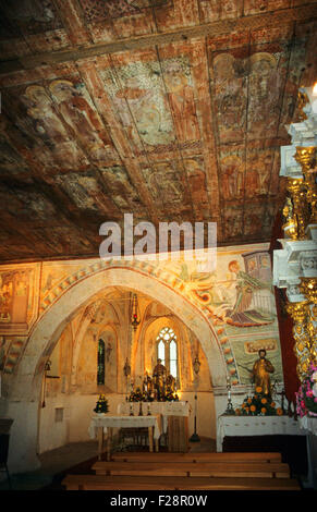 Unico dipinto medievale di pannelli in legno nel soffitto della St Leonard's church e arco trionfale, Breg ob Kokri, Preddvor, Kranj, Gorenjska, Slovenia Foto Stock