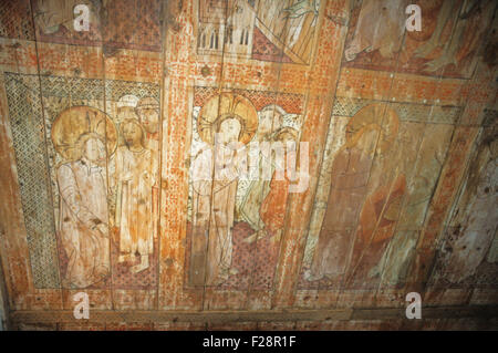 Unico dipinto medievale di pannelli in legno nel soffitto della St Leonard chiesa, Breg ob Kokri, Preddvor, Gorenjska, Slovenia Foto Stock