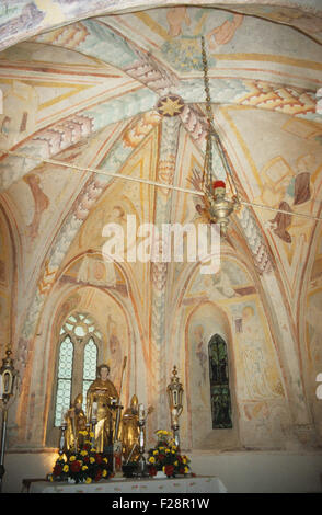 Sei costoloni poggiante nel presbiterio del borgo medievale di St Leonard chiesa, Breg ob Kokri, Preddvor, Gorenjska, Slovenia Foto Stock