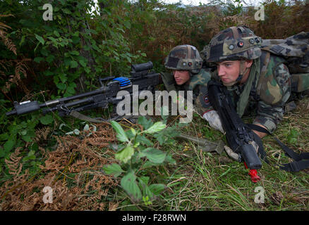 Slunj, Croazia. Xiv Sep, 2015. Sloveno soldati di fanteria partecipare alla risposta immediata 15 militare internazionale di esercitare durante il media day vicino a Slunj, Croazia Centrale Sett. 14, 2015. Risposta immediata 15 è un esercizio annuale diretto congiuntamente da Slovenia e Croazia e gli Stati Uniti in corrispondenza di siti sia in Slovenia e Croazia. Questo anno parteciperanno contingenti di Slovenia, Croazia, Regno Unito, Stati Uniti e diversi paesi balcanici. Credito: Miso Lisanin/Xinhua/Alamy Live News Foto Stock