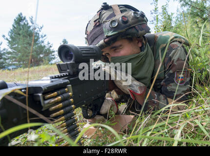 Slunj, Croazia. Xiv Sep, 2015. Un sloveno Soldato di fanteria partecipa alla risposta immediata 15 militare internazionale di esercitare durante il media day vicino a Slunj, Croazia Centrale Sett. 14, 2015. Risposta immediata 15 è un esercizio annuale diretto congiuntamente da Slovenia e Croazia e gli Stati Uniti in corrispondenza di siti sia in Slovenia e Croazia. Questo anno parteciperanno contingenti di Slovenia, Croazia, Regno Unito, Stati Uniti e diversi paesi balcanici. Credito: Miso Lisanin/Xinhua/Alamy Live News Foto Stock