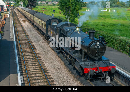 Motore a vapore proveniente in stazione Williton da Minehead sulla West Somerset Railway in un assolato pomeriggio di settembre Foto Stock