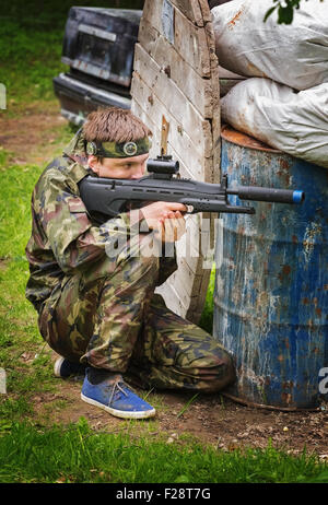 Play tag laser su di un terreno di prova speciale nella foresta di primavera. Vitebsk, Bielorussia 2015 Foto Stock