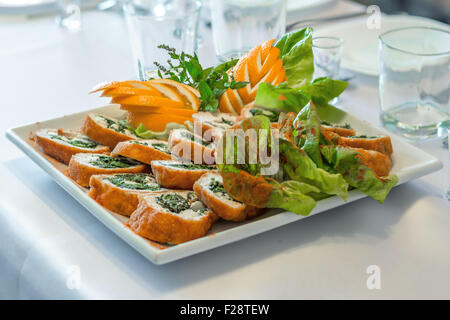 Piatto di insalata su una tabella di nozze Foto Stock