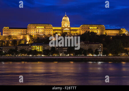 Il magnifico Castello di Buda a Budapest al crepuscolo. Foto Stock