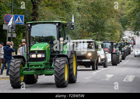 (150914) -- TALLINN, Sett. 14, 2015 (Xinhua) -- Gli agricoltori la guida del trattore prendere parte nella nazionale di protesta degli agricoltori contro il governo della politica agricola e delle sanzioni contro la Russia, di fronte al Parlamento estone edificio della piazza di Tallinn, Estonia, Sett. 14, 2015. Centinaia di trattori estone e agli agricoltori di tutto il paese baltico bloccato la piazza di fronte al parlamento estone edificio protestando contro il governo estone la politica agricola e l'UE-allied sanzioni contro la Russia, che ha causato la loro breve profitti dai precedenti esportazioni di prodotti agricoli destinati alla Russia. Foto Stock