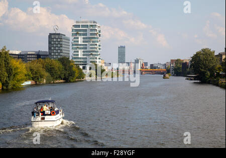 Fiume Sprea tra Friedrichshain e Kreuzberg mostra berlinese gentrification con nuovo appartamento di lusso il blocco di Berlino, Germania Foto Stock