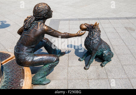 La ragazza con il suo cane scultura in Budapest, Ungheria. Foto Stock