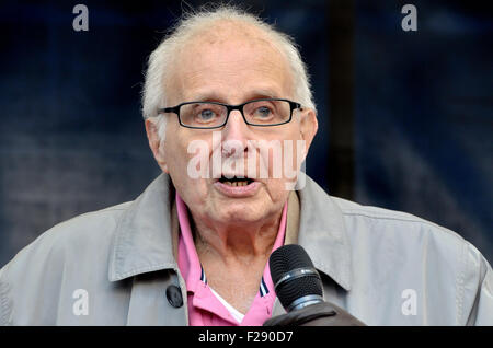 Walter Wolfgang, Vice Presidente del CND e profugo dalla Germania nazista, parlando al 'rifugiati benvenuto qui' nel rally Parliamen Foto Stock