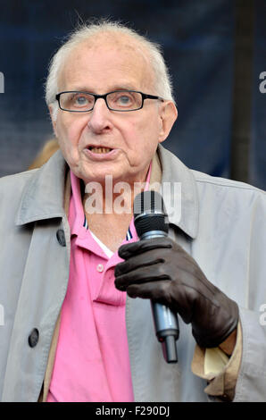 Walter Wolfgang, Vice Presidente del CND e profugo dalla Germania nazista, parlando al 'rifugiati benvenuto qui' nel rally Parliamen Foto Stock