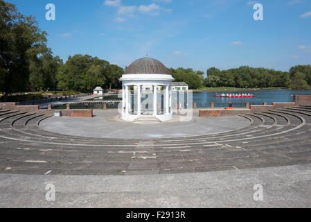 Bandstand e anfiteatro lungo il lago a Stanley Park, Blackpool, Lancashire Foto Stock