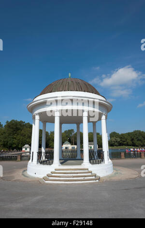 Bandstand a fianco del lago nel Parco di Stanley, Blackpool, Lancashire Foto Stock