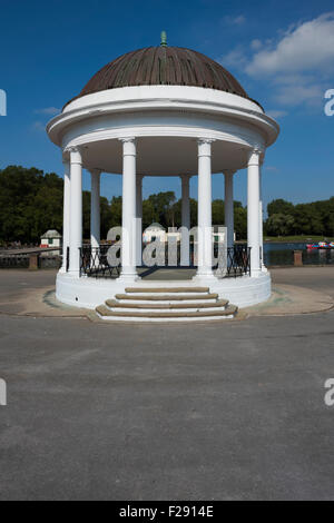 Bandstand a fianco del lago nel Parco di Stanley, Blackpool, Lancashire Foto Stock