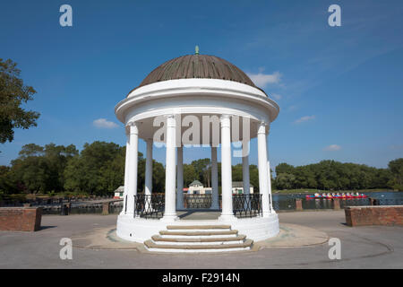 Bandstand a fianco del lago nel Parco di Stanley, Blackpool, Lancashire Foto Stock