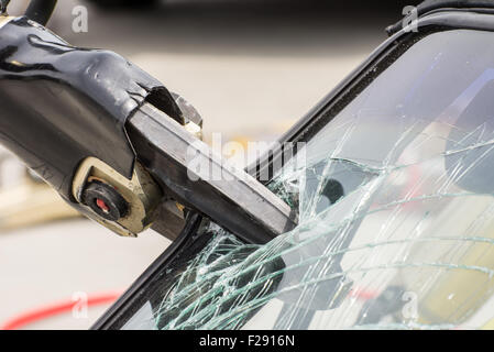 Salvataggio con una fresa idraulica dopo un incidente di automobile Foto Stock