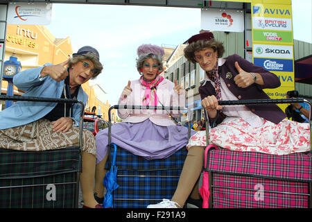 11.09.2015. Stoke, Inghilterra. Tour della Gran Bretagna Fase sei. Stoke a Nottingham. Pre gara entertainment donne trollies shopping Foto Stock