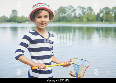 Ragazza con pietre in rete da pesca, Baviera, Germania Foto Stock