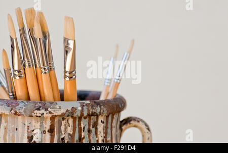 Nuovi pennelli in un vecchio vaso in ceramica Foto Stock
