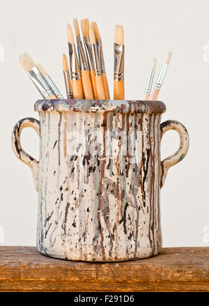 Nuovi pennelli in un vecchio vaso in ceramica Foto Stock