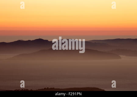 Fumoso tramonto su Angel Island e le colline di Marin. Golden-Gate National Recreation Area, California, Stati Uniti d'America. Foto Stock