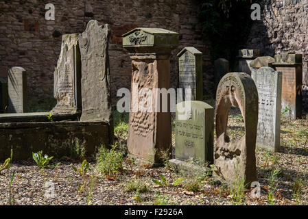 Indossato e stagionato lapidi ebraiche in quello che fu il primo ebreo terreno di sepoltura in Scozia, aperto nel 1816. Foto Stock