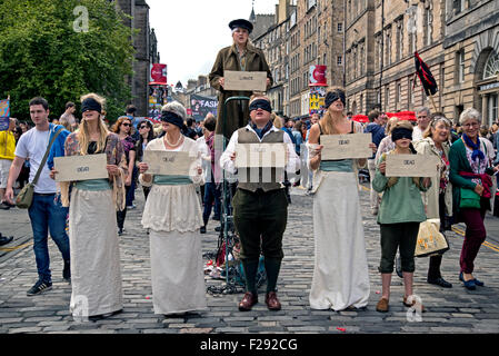 Edinburgh Fringe Festival - Teatro Livewire promuovendo la loro produzione di "Romanovs' sul Royal Mile di Edimburgo. Foto Stock