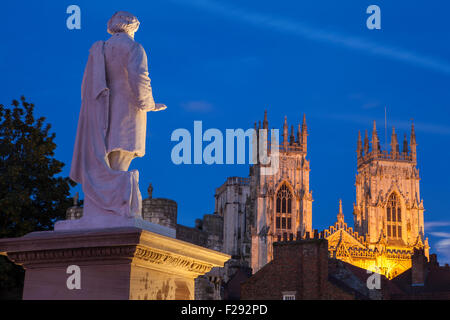 Una vista serale del William Etty statua e York Minster in York, Inghilterra. Foto Stock
