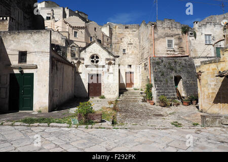 Una piccola chiesa e case in sassi di Matera. Foto Stock