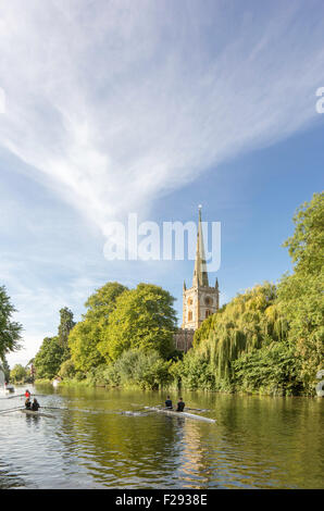 La mattina presto i canottieri lungo il fiume Avon con la Chiesa della Santissima Trinità, Stratford-upon-Avon, Warwickshire, Inghilterra, Regno Unito Foto Stock