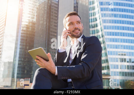 Imprenditore parlando al telefono cellulare Foto Stock