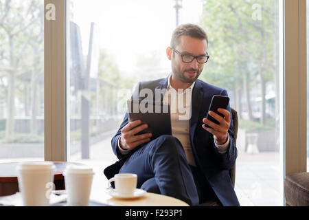 Imprenditore avente una pausa caffè Foto Stock