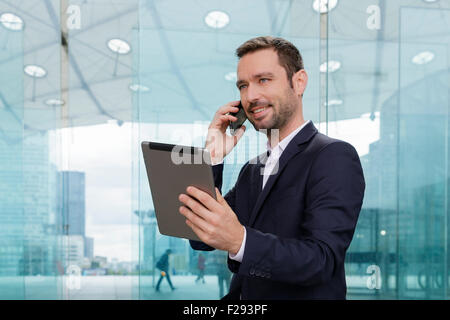 Imprenditore parlando al telefono cellulare Foto Stock