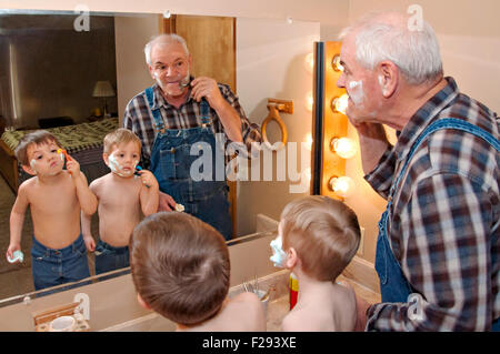 Nonno insegnamento nipoti per la rasatura Foto Stock