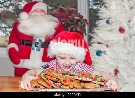 Ragazzo con grande lastra di biscotti di Natale Foto Stock