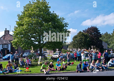 Gli spettatori si riuniscono sul verde villaggio in Greystoke, Cumbria, attendere l'arrivo dei ciclisti nel tour della Gran Bretagna 2015 Foto Stock