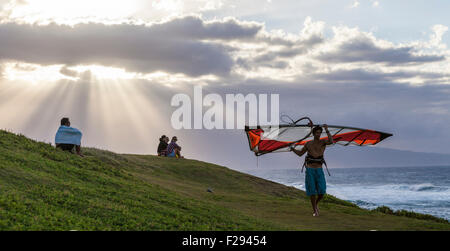 Windsurf e gli spettatori a Hookipa Beach Park a Maui Foto Stock