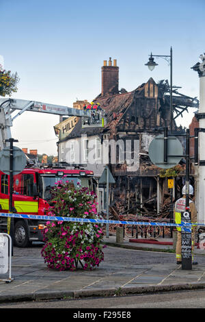 Sudbury, Suffolk, Regno Unito. Oltre 100 vigili del fuoco combattuto attraverso la notte per controllare un incendio grave Foto Stock