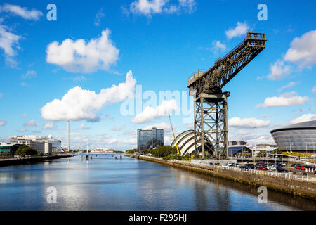 Vista ovest sul fiume Clyde con Anderston distretto a destra e Govan distretto a sinistra, Glasgow, Scotland, Regno Unito Foto Stock