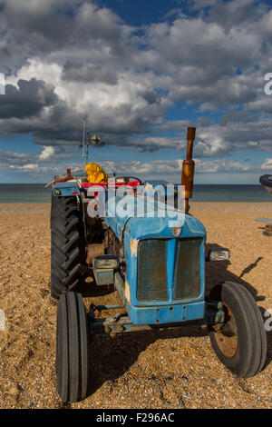 Drammatica cielo sopra Cley spiaggia a nord di Norfolk, fisher (trattori Fordson Power Major) Foto Stock